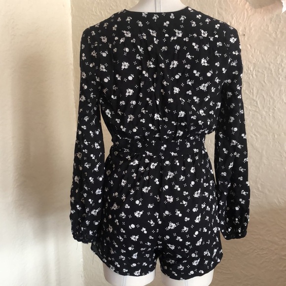 Urban Outfitters Ecote Black White Floral Long Sleeve Shorts Romper XS - Picture 8 of 12